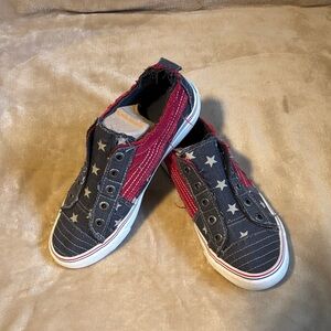 Women's Star Pattern Sneakers - Red and Gray